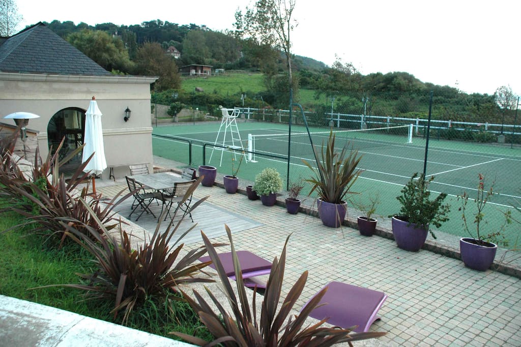 Terrasse cottage Le Tennis et court de Tennis