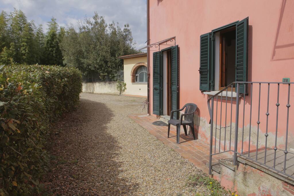 porta di ingresso sul vialetto