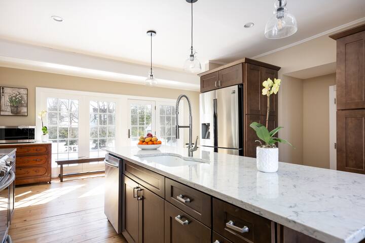 Narragansett Pier, Walk to Beach, 7BR/5BA, 14pp gallery image 2