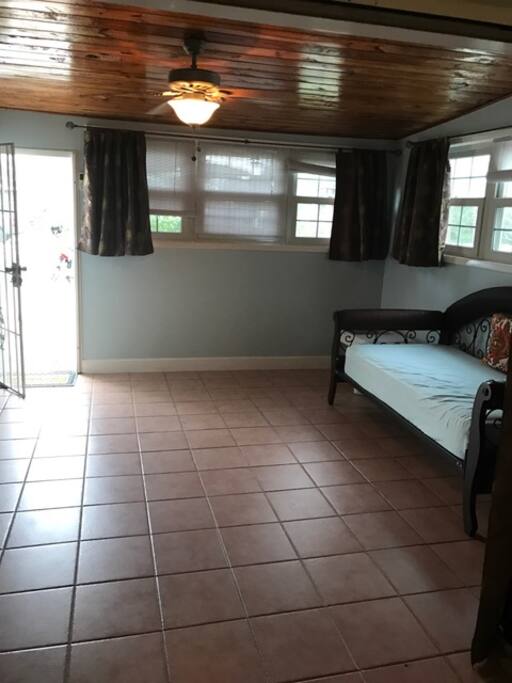 Additional daybed, back entrance