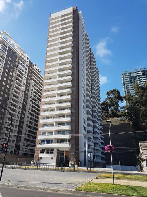Edificio desde el bandejón central