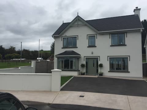 Small Twin Room,private bathroom, 5 min to Blarney