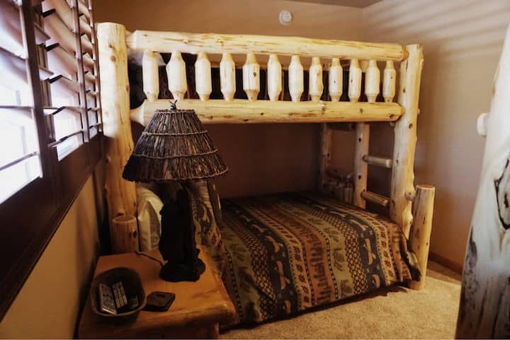 Tercer dormitorio - litera con cama tamaño queen y tamaño completo