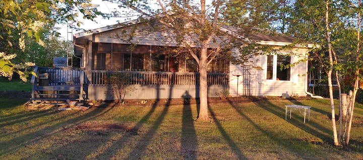 Cozy 3 Bedroom Waterfront Home With Private Dock - Manitoba