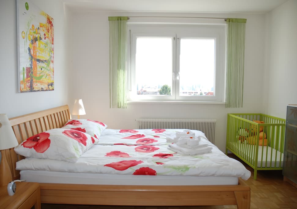 ... und auf Wunsch mit Gitterbett für unsere kleinsten Gäste