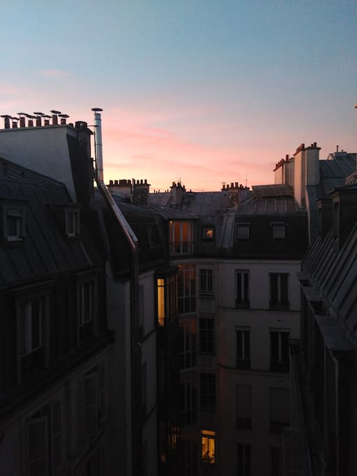 Vue sur la cour intérieure un soir d'été