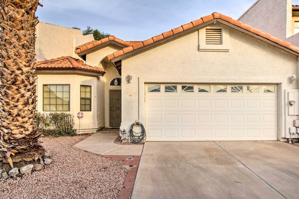 This 2-bedroom, 3-bathroom Mesa home offers 2,400 square feet of living space!