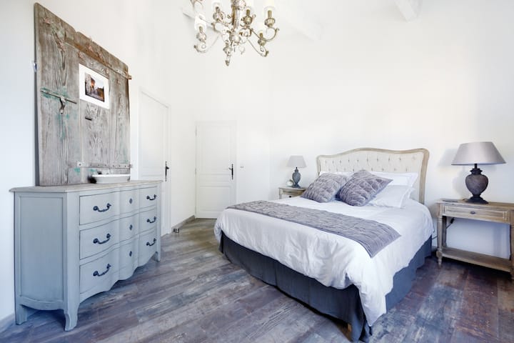 Ახლად გადაკეთებულ მთავარ საძინებელში მშვიდად იძინებს ინდივიდუალური ავეჯი პარიზიდან, ახალი იატაკი და ჭაღი. 