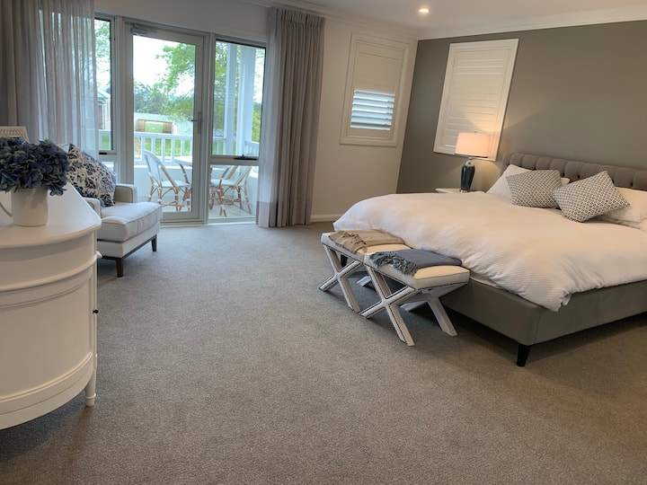 Veľká hlavná spálňa s vonkajšou verandou s  180-stupňovým výhľadom na región. 