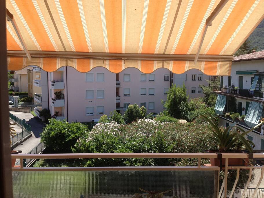 Vista dal secondo balcone dell'appartamento; View from the 2nd balcony of the apartment.
Blick vom zweite Balkon.