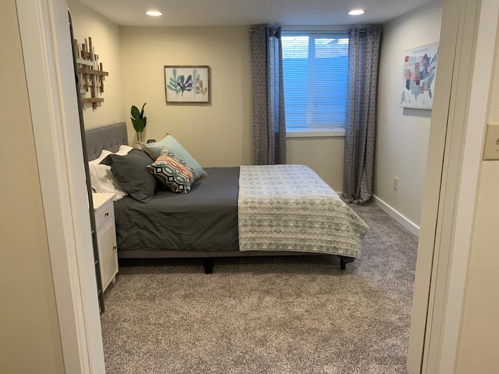 חדר שינה שלישי חדש לגמרי (דצמבר 2021) עם קווין צמוד לחדר המשפחה הנוסף החדש. דלתות כיס כאפשרות לפרטיות.