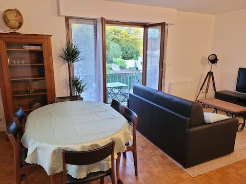 Superb F2 in small affluent residence