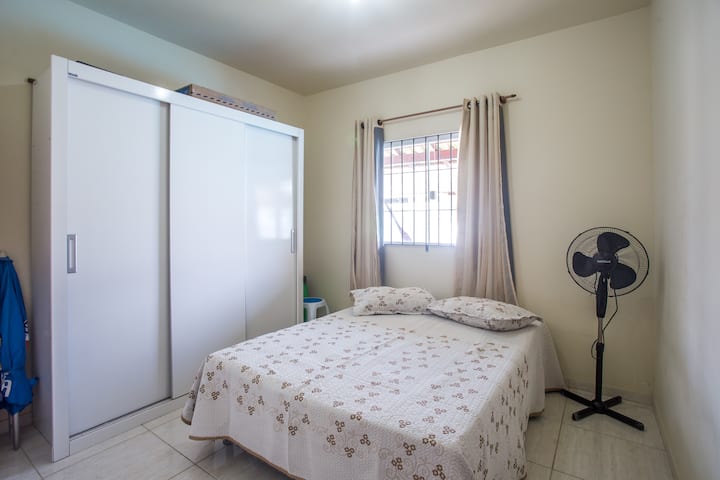 Quarto de frente para o quintal