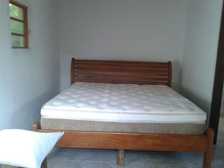 Cama-KING SIZE do chalé.