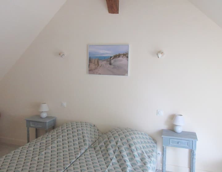 Dhomë gjumi me 2 krevate tek që mund të formojnë një krevat dopio