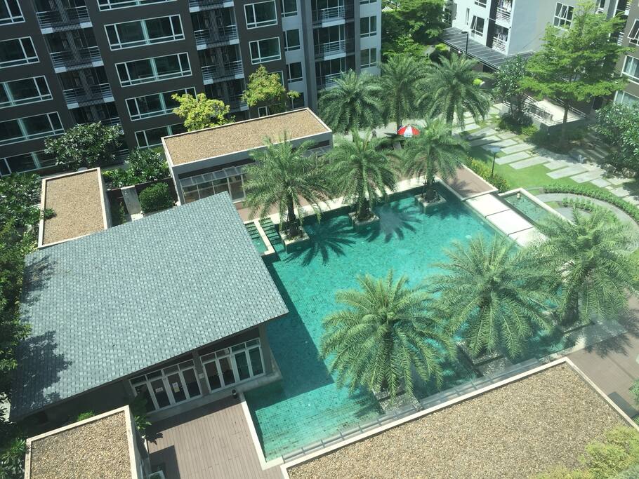 วิวในห้องนอน เห็นสระว่ายน้ำพอดี^^