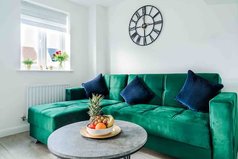 4BR Townhouse|Free Parking|LongStays|Contractors