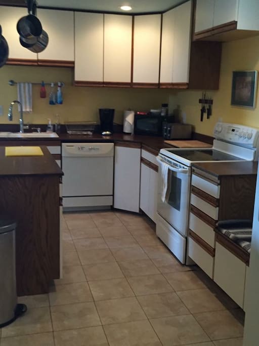 Functioning kitchen with coffee pot, d/w, fridge, stove, microwave, ice/water on new fridge