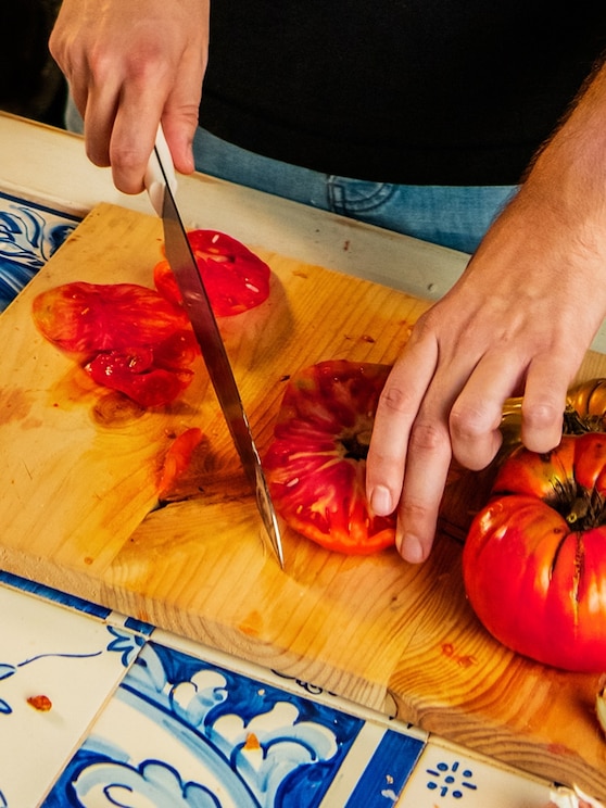 Show full-screen, host-provided image