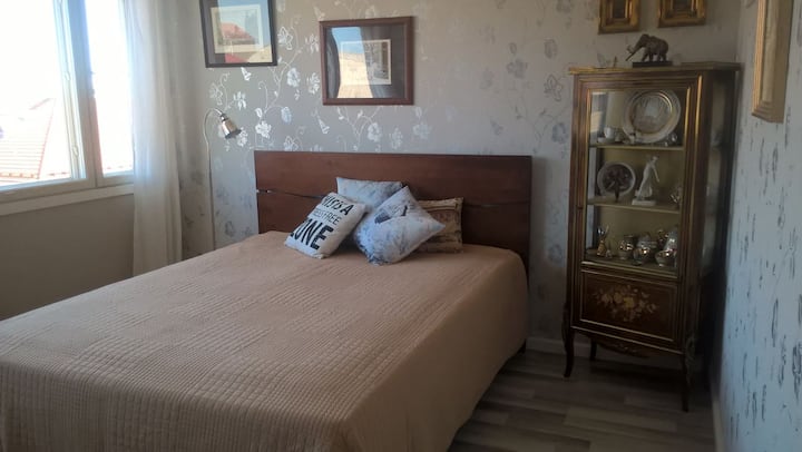 Cama matrimonial tamaño queen