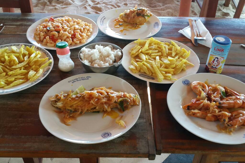 Large choice of Continental and Sri Lankan food