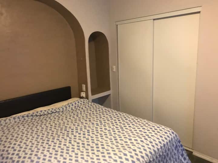 ตู้เสื้อผ้าชั้นบนในห้องนอนหลัก 