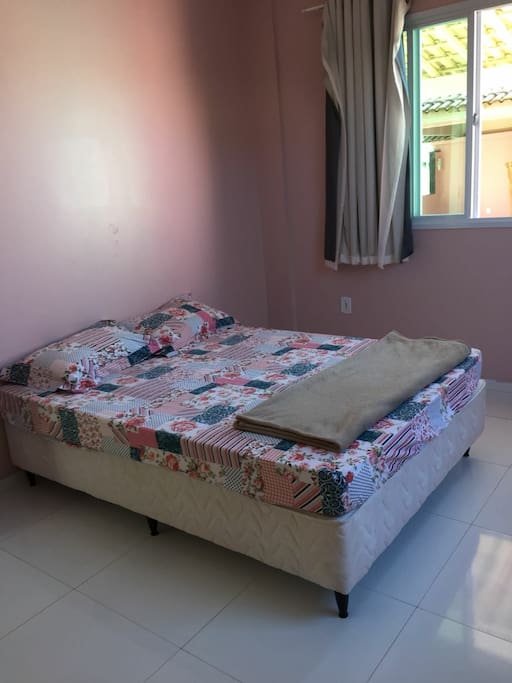 quarto com cama de casal e banheiro privativo