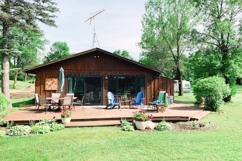 Quiet & Relaxing Lakefront Cabin