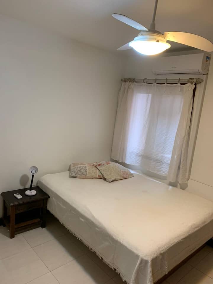 Një dhomë tjetër me ajër të kondicionuar dhe ventilator.