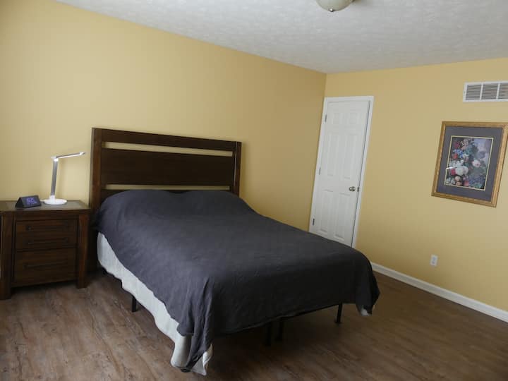 Bedroom #2 - Queen Bed (view 1)