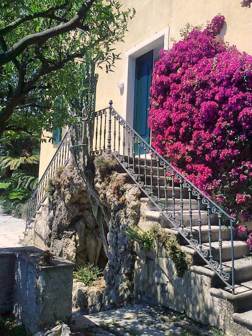 Antico ingresso della casa, con la scalinata doppia e la "grotta"