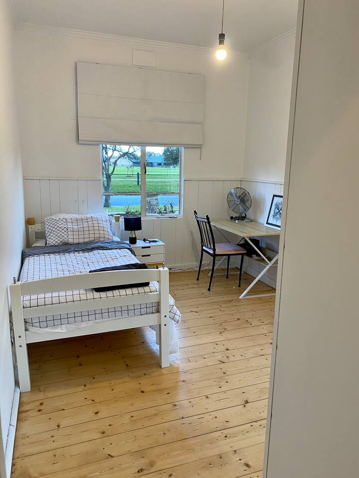 غرفة النوم الثالثة مع سرير واحد/متحرك، تطل على الحديقة.  خزانة ملابس مزدوجة كبيرة بأبواب معكوسة ترتد الضوء من نافذتين حول هذه الغرفة الساحرة.  مجهزة بمكتب للدراسة أو العمل. مكرر واي فاي NBN موجود في هذه الغرفة.