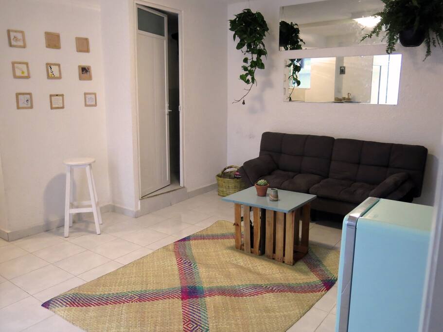 Leaving room with a sofa bed available for an extra guest.
La salita cuenta con un sofá cama para un huésped extra