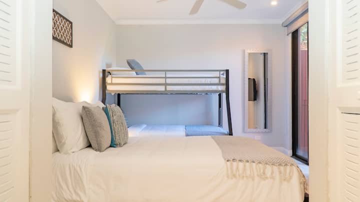 ห้องนอน #2 ที่คุณจะพบกับเตียงสองชั้นพร้อมเตียงเต็มรูปแบบและเตียงเดี่ยวและเตียงควีนไซส์ 4 คนสามารถนอนในห้องนอนนี้ได้อย่างสะดวกสบาย