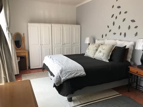 Contemporary Stay at Giraffe Cottage
