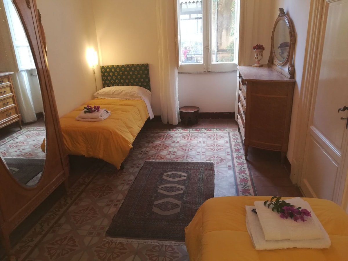 спалня 2 легла с прозорец към вътрешната градина