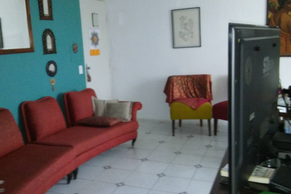 Sala de estar e tv.