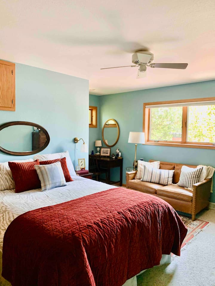 Spálňa 2: manželská posteľ na najvyššom poschodí s výhľadom na jazero, písacím stolom a koženou pohovkou. Pokojné miesto ideálne na prácu alebo na čítanie 