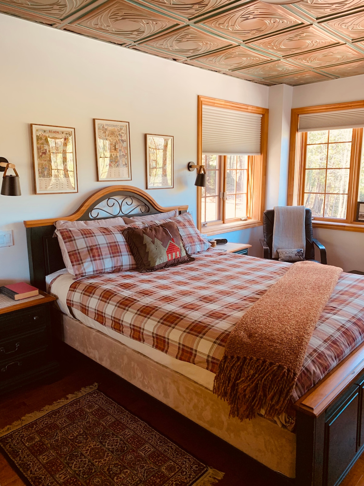 غرفة النوم في الطابق الرئيسي مع حمام قريب مشرقة وهادئة جدًا وهادئة مع إطلالة على كل من البحيرة والغابة