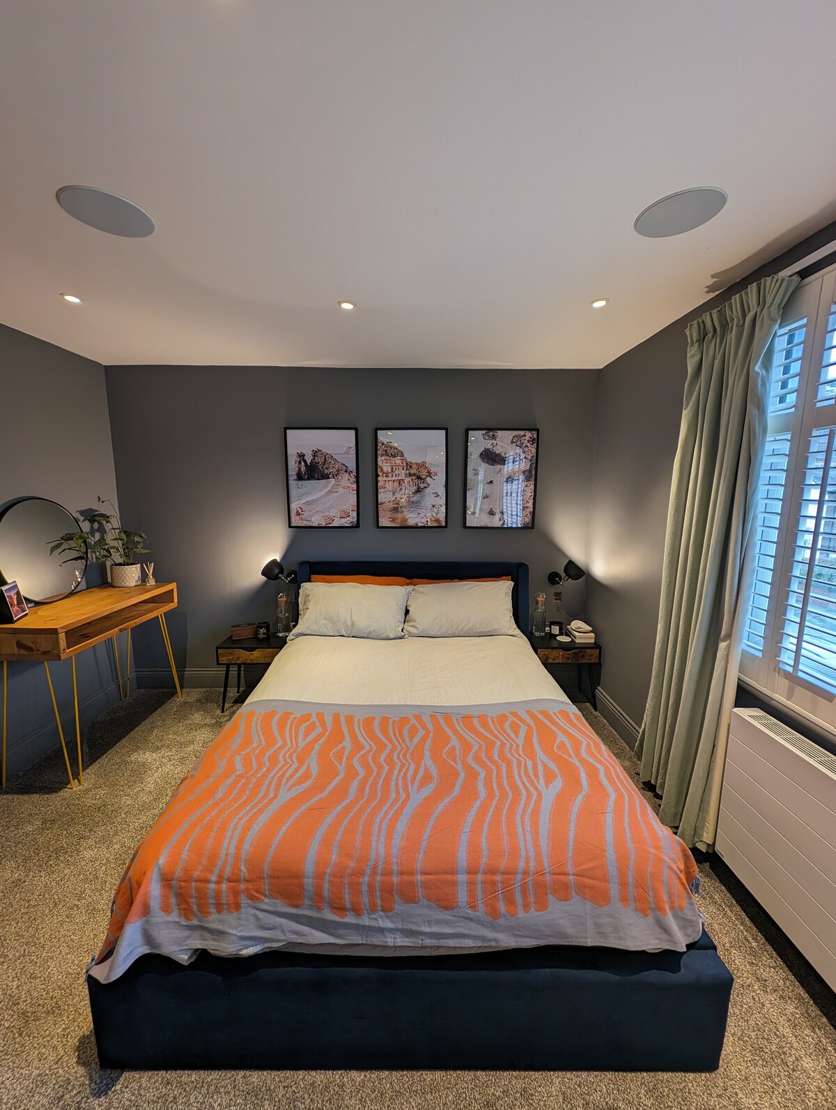 Основната спалня с двойно легло king size и самостоятелна душ кабина. На това легло има електрическо одеяло, което можете да поискате да бъде премахнато преди пристигането ви.