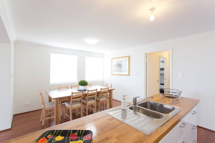 Mandurah cosy winter break, beachfront! gallery image 4