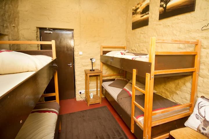 غرفة نوم مكونة من 4 أشخاص