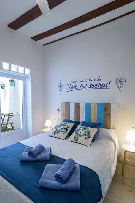 Cama doble grande muy cómoda / Cozy double bed queen size