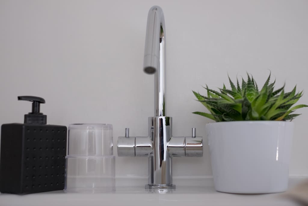 Every room has its own washbasin.