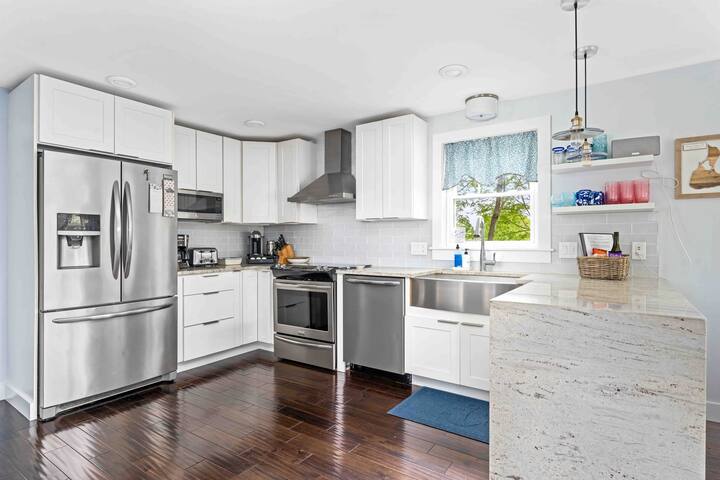 Walk to Seawall & Dining, Beach Passes included! gallery image 5