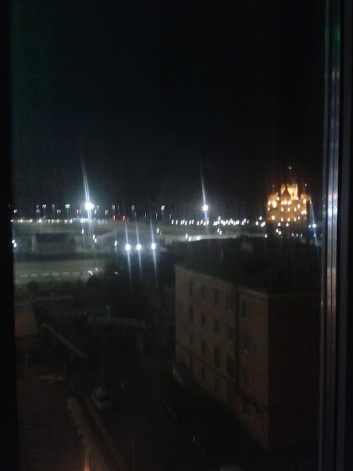 Вид из окна в гостиной. Видно реку Оку и Волгу. И моностырь. Немного кремль видно на холме.