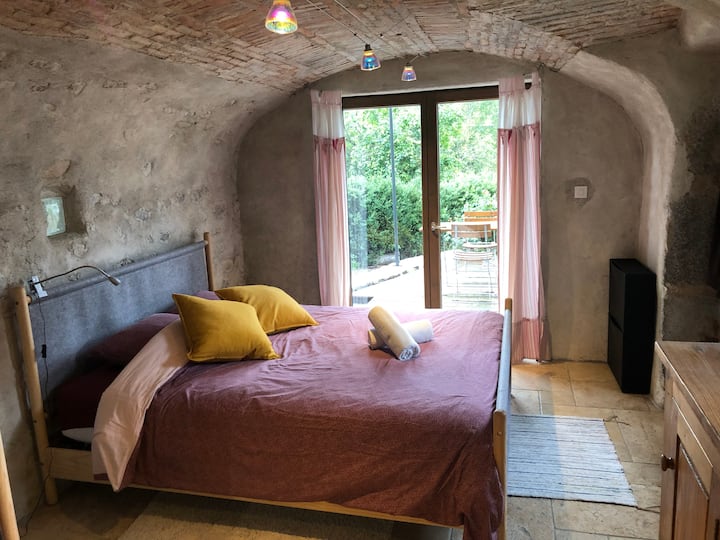 一楼160张姻亲床 