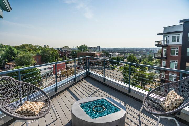 Lower Highlands 3 Level w/ Rooftop Views & Hot Tub gallery image 4