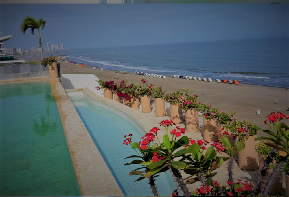 Vista de la playa desde la piscina.