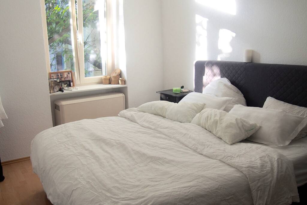 Cozy 1.8m king size bed facing backyard